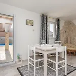 Two-bedroom In Privlaka-sabunike 度假居 宁
