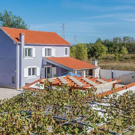 Two-bedroom In Privlaka-sabunike Дом отдыха Нин