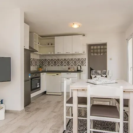 Two-bedroom In Privlaka-sabunike Дом отдыха Нин