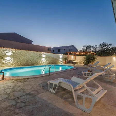 Two-bedroom In Privlaka-sabunike 別荘 *