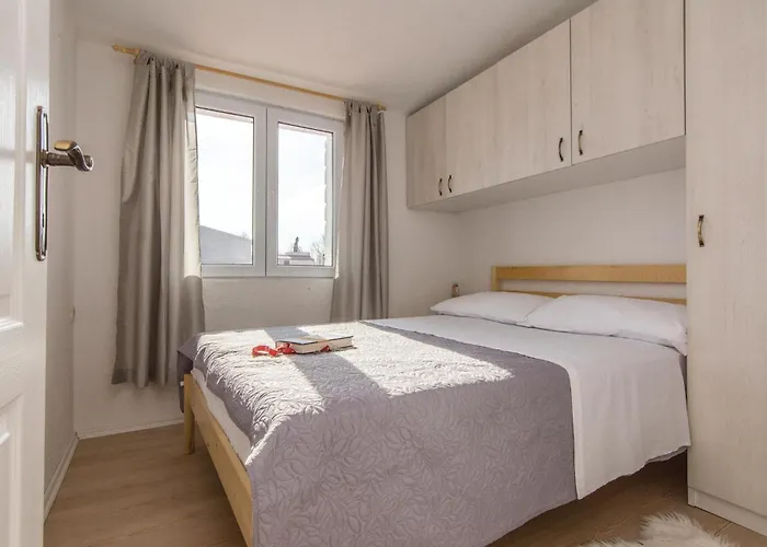 Two-bedroom In Privlaka-sabunike Дом отдыха Нин