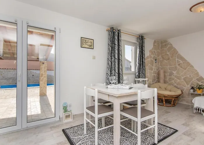 Two-bedroom In Privlaka-sabunike Дом отдыха Нин