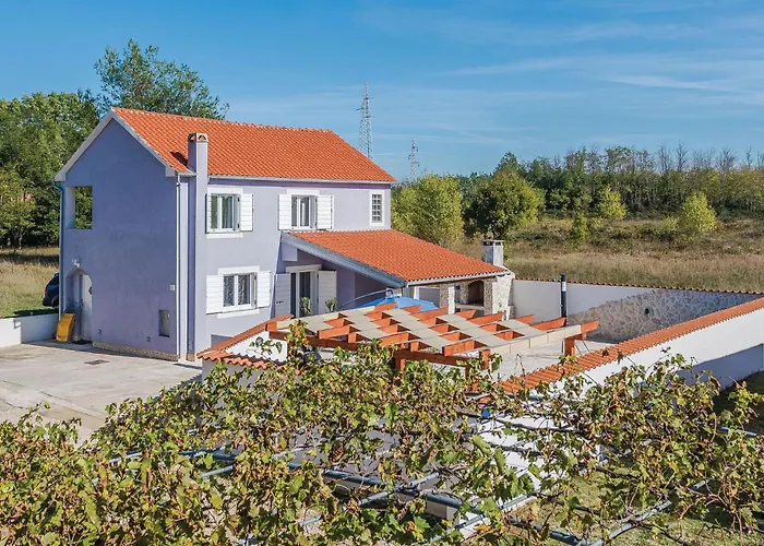 Two-bedroom In Privlaka-sabunike Дом отдыха Нин