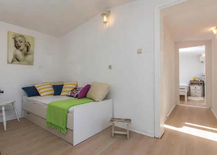 Two-bedroom In Privlaka-sabunike Дом отдыха Нин