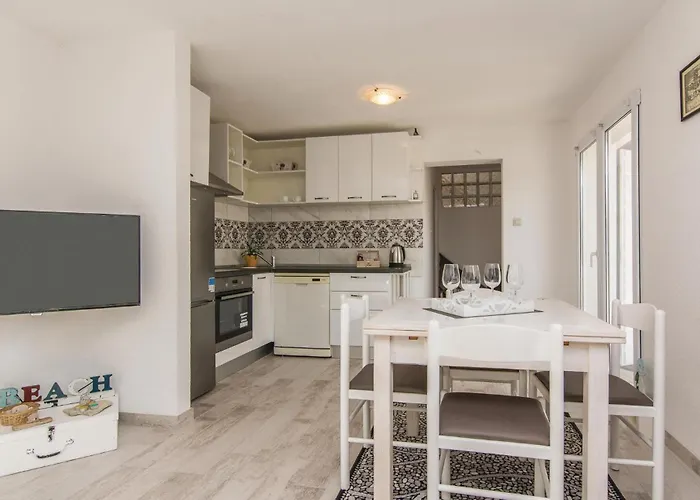 Two-bedroom In Privlaka-sabunike Дом отдыха Нин