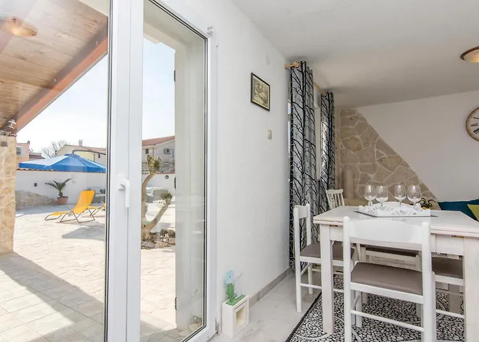 Дом отдыха Two-bedroom In Privlaka-sabunike Нин