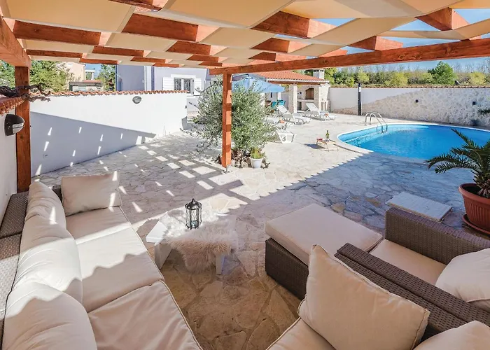 Дом отдыха Two-bedroom In Privlaka-sabunike